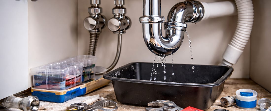 Réparer une fuite sous un évier: guide simple, étapes et erreurs à éviter (Plomberie)
