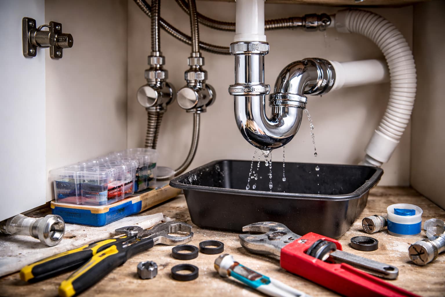 Réparer une fuite sous un évier: guide simple, étapes et erreurs à éviter (Plomberie)